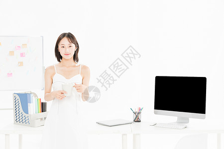 女设计师休息喝咖啡背景图片