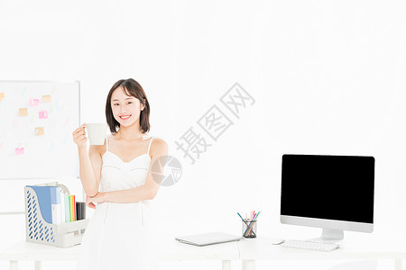 女设计师休息喝咖啡背景图片