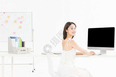 女设计电脑办公图片