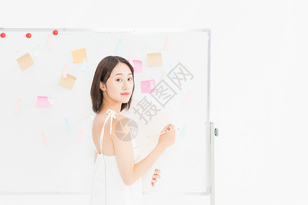 白板设计素材女设计师在白板前记录背景