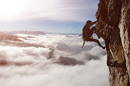 云海山峰登山者设计图片