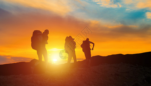 一群人爬山团结登山设计图片