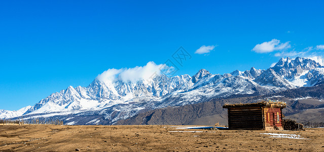 雪上下的小屋图片