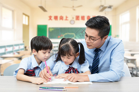 小学生在做功课功课辅导设计图片