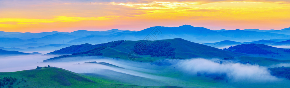 大气磅礴云雾缭绕的山峦背景图片