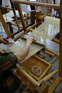 “一寸缂丝一寸金”的缂丝和织丝机图片