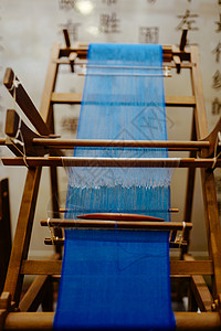 “一寸缂丝一寸金”的缂丝和织丝机背景图片