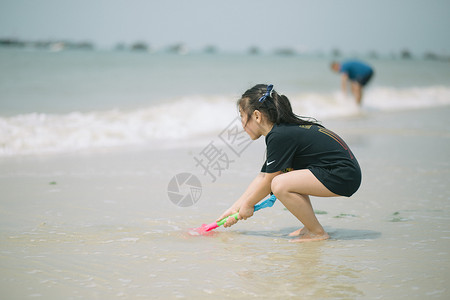 玩沙子女童海边玩水的小女孩背景