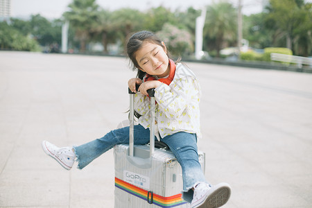 陶醉女孩旅行中的小女孩背景