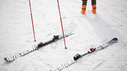 白色雪地滑雪板背景