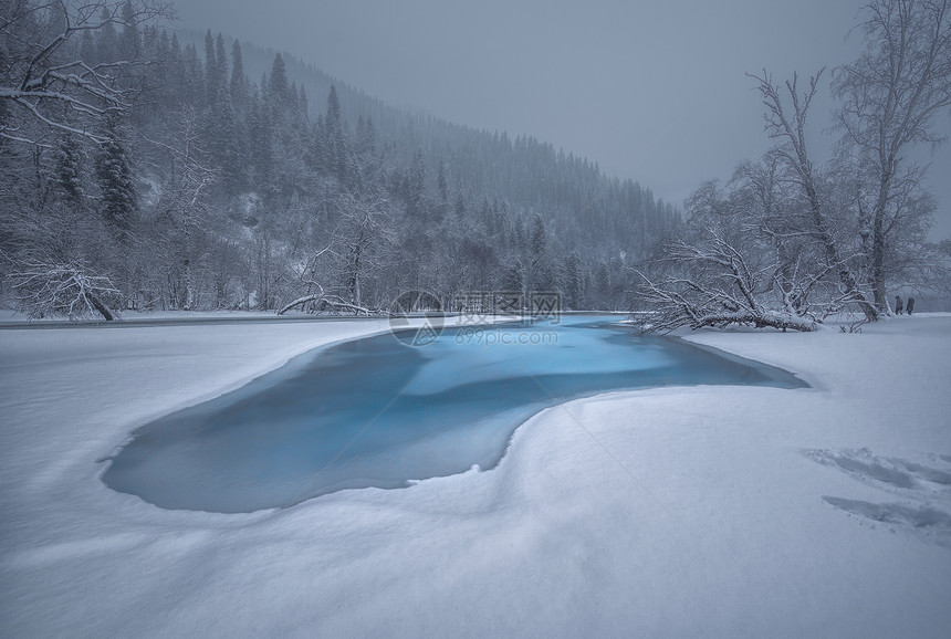 雪山中的蓝色湖泊图片