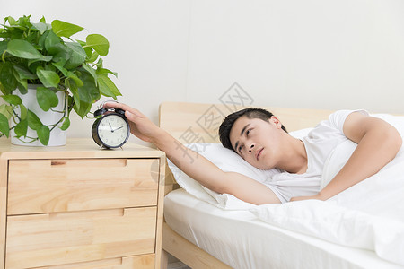 男性睡觉被闹钟吵醒图片