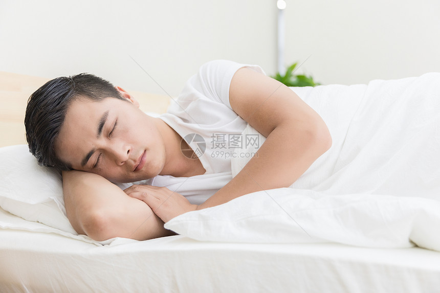 男性睡眠图片