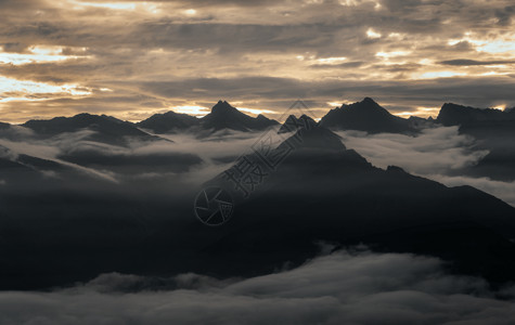 红雾达瓦更扎山顶云海日出全景背景