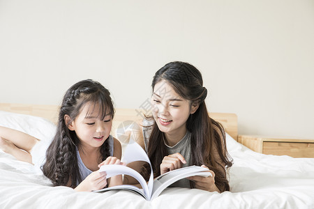 看书的母子女孩和母亲一起看书背景