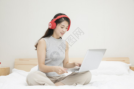 玩电脑手机带耳机玩电脑的女孩背景