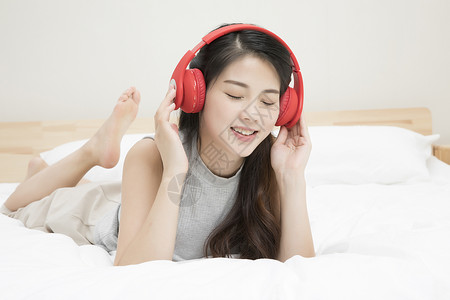 智能耳机海报戴耳机听音乐的女孩背景