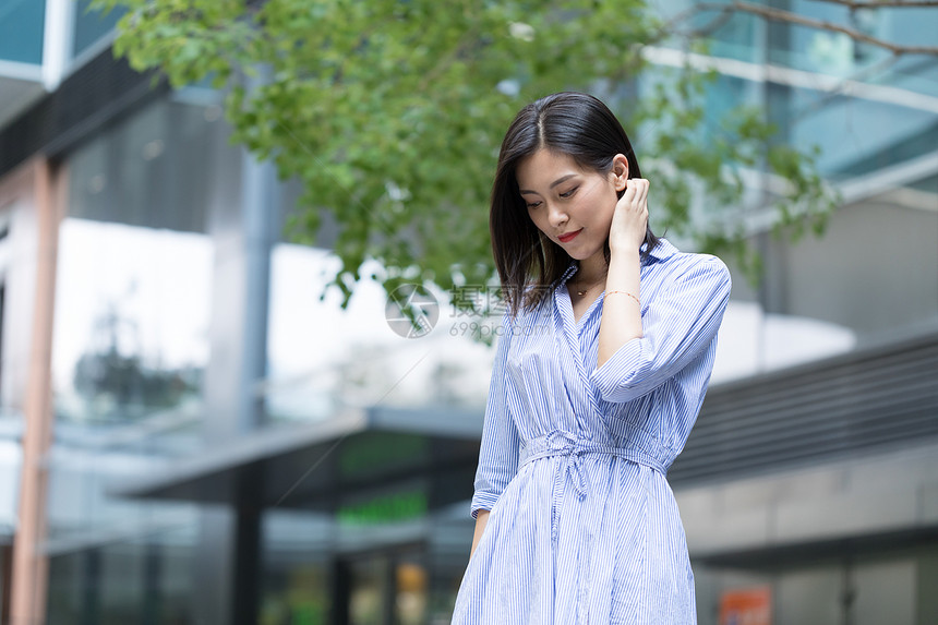 逛街的女孩图片