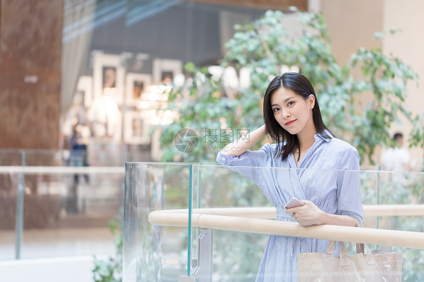 逛街的女孩图片