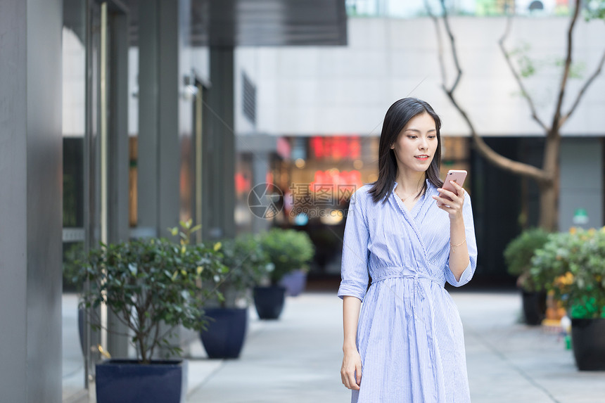 逛街的女孩图片