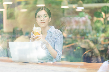 休闲的商务女性图片