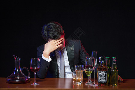 男士喝酒醉酒高清图片