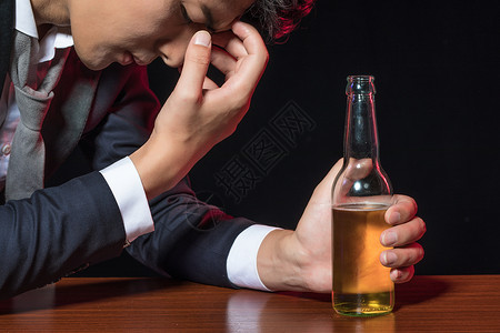 醉酒告示牌职场男士喝酒解压背景