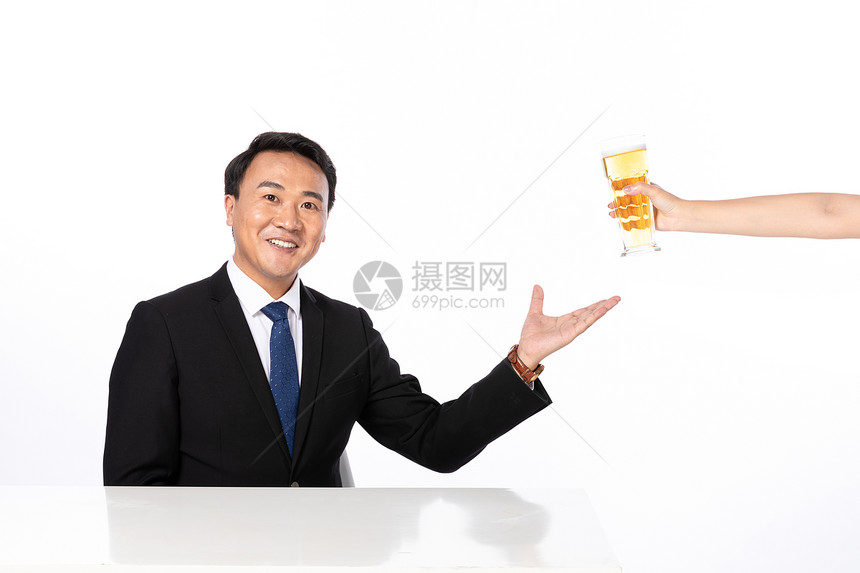 商务男与啤酒图片