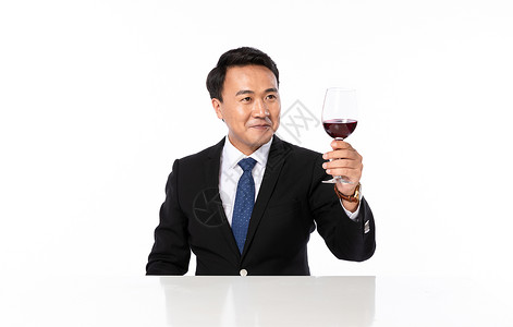 商务男士品红酒背景图片