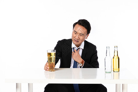 商务男喝啤酒形象高清图片