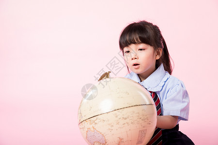 探索未知世界可爱小学生与地球仪背景