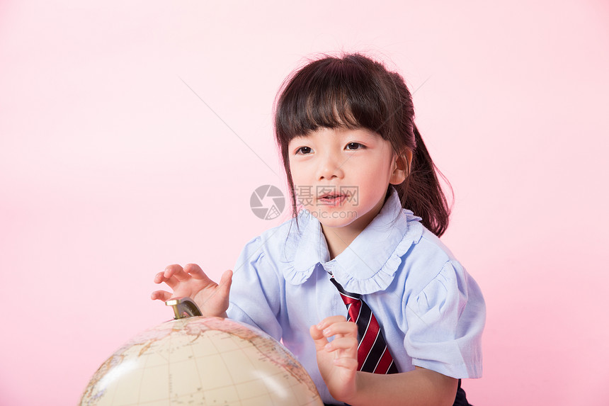 可爱小学生与地球仪图片