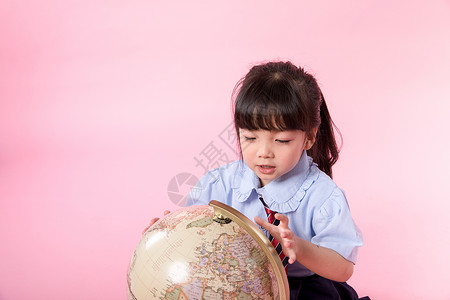 探索未知世界可爱小学生与地球仪背景
