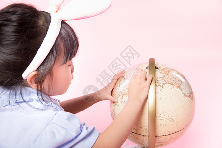 热爱学习的兔子可爱小学生与地球仪背景