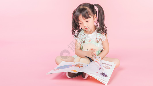 坐着看书的小熊可爱女生抱着小熊读书背景