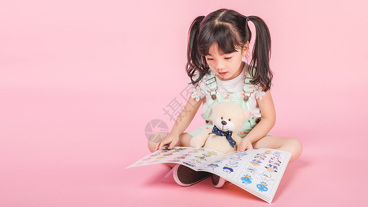 童年故事可爱女生抱着小熊读书背景