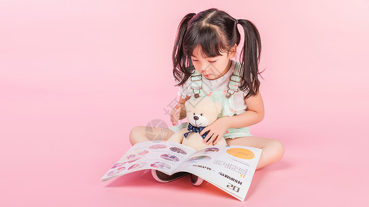 可爱女生抱着小熊读书背景图片
