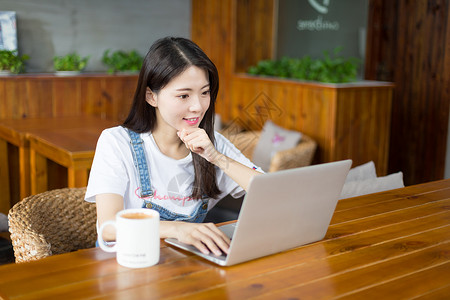 网店背景美女咖啡馆看笔记本电脑背景