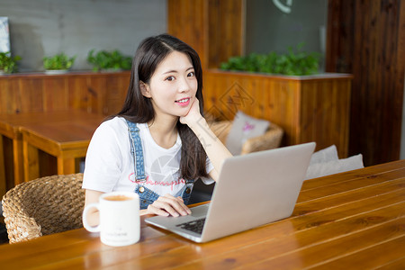 咖啡网店素材美女咖啡馆看笔记本电脑背景