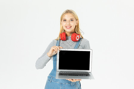 耳机宣传外国美女手拿电脑背景