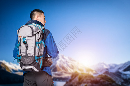 男人背包登山登山设计图片