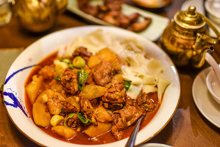 新疆大盘鸡寡淡的菜肴高清图片