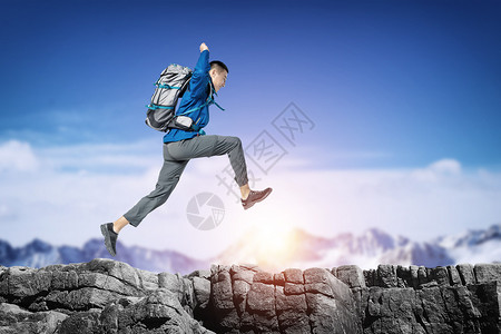 男人背包登山登山旅行设计图片