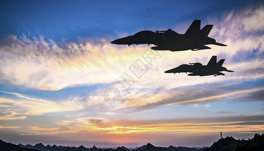 乌云白云夕阳下飞行的战斗机设计图片