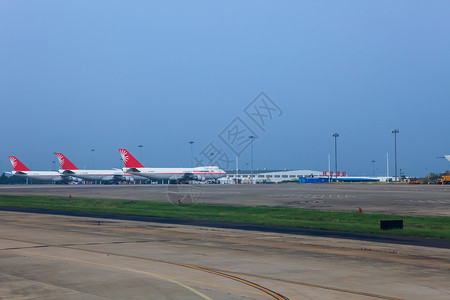 机场跑道上停放的客机背景图片
