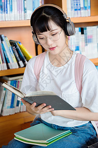 图书馆看书的女生背景图片