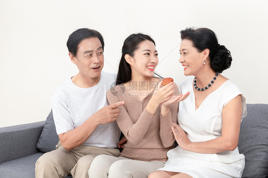 女儿和父母中秋节吃月饼图片