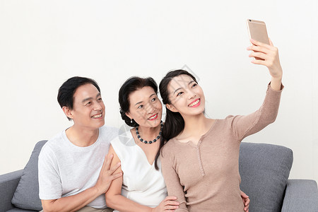 女儿和父母手机自拍背景图片