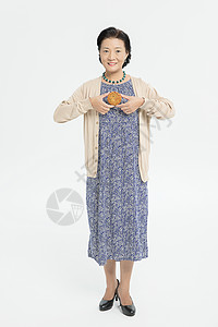 中秋节女生吃月饼背景图片