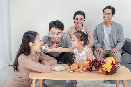 吃月饼的孩子中秋家人团聚吃月饼背景